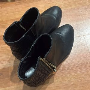 Bandolino leather black booties